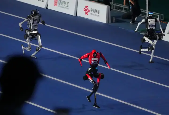 Robotlar insanların rekorlarını kırdı: 100 metreyi Usain Bolt'tan daha hızlı koştu!