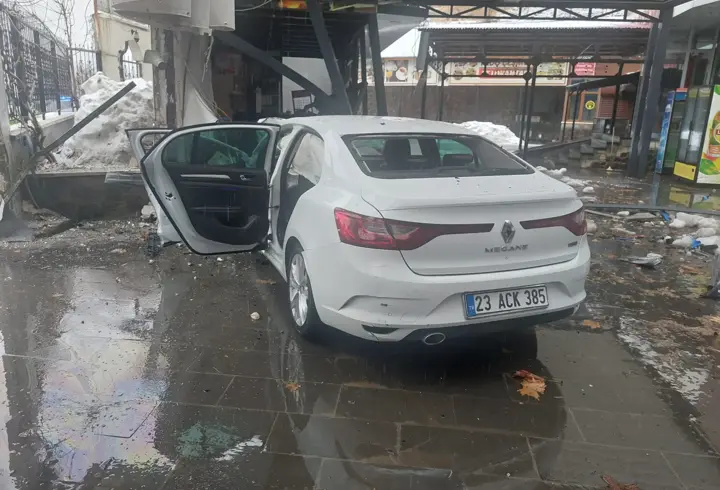 Bingöl'de otomobil lokantaya girdi: 5 yaralı