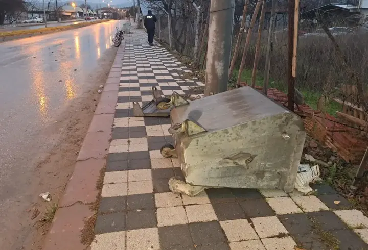 Motosiklet, çöp konteynerine çarptı; 1 ölü, 1 yaralı