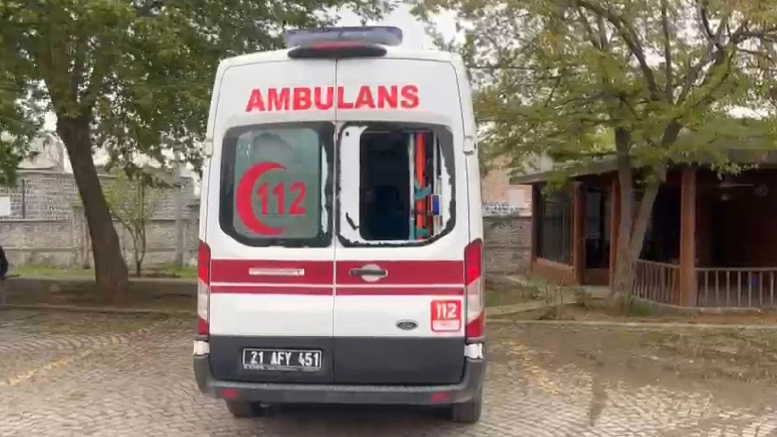Diyarbakır’da bir şahıs ambulansa 76’ncı kez taşlı saldırıda bulundu