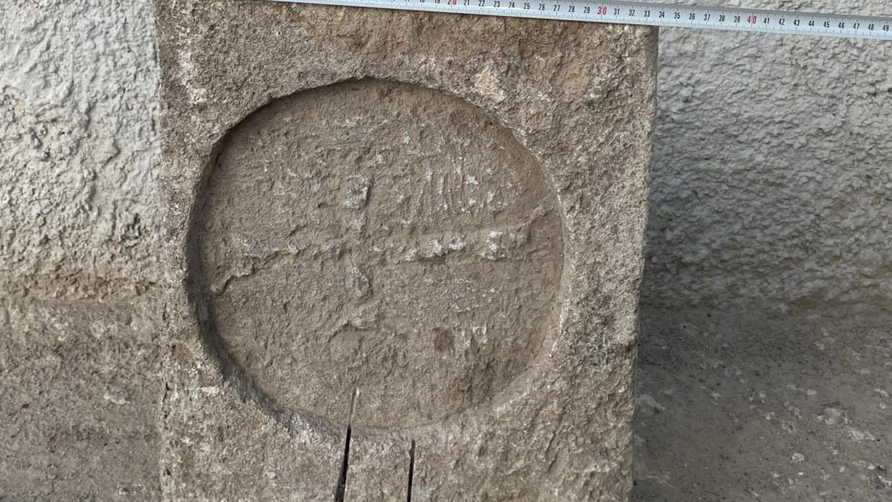 Jandarma durdurdu, içinden Bizans dönemine ait mezar steli çıktı