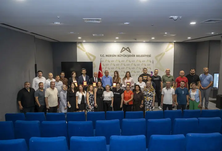 Büyükşehirde görevde yükselen memurlara plaket ve teşekkür belgesi