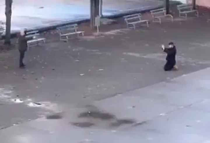 Okul bahçesinde korku dolu anlar! Baba, kızının eski sevgilisini silahla rehin aldı