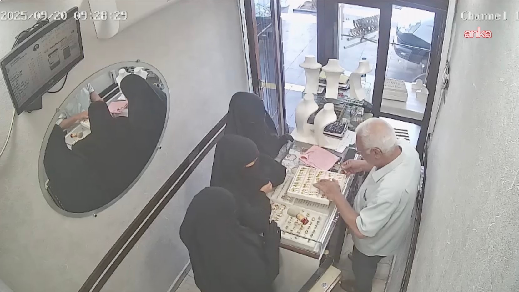 Çarşafla kuyumcu soygunu: 2,5 kilo altın çaldılar