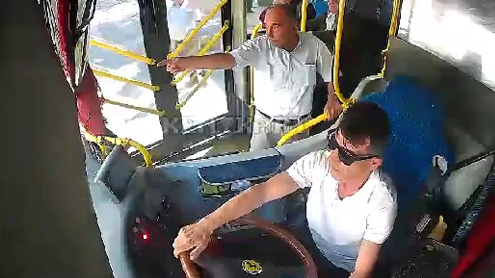 Otobüs şoförü, fenalaşan yolcuyu hastaneye götürdü