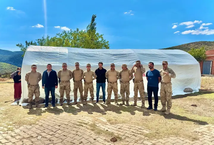 Sındırgı'daki üreticilere geçici çadır desteği sürüyor