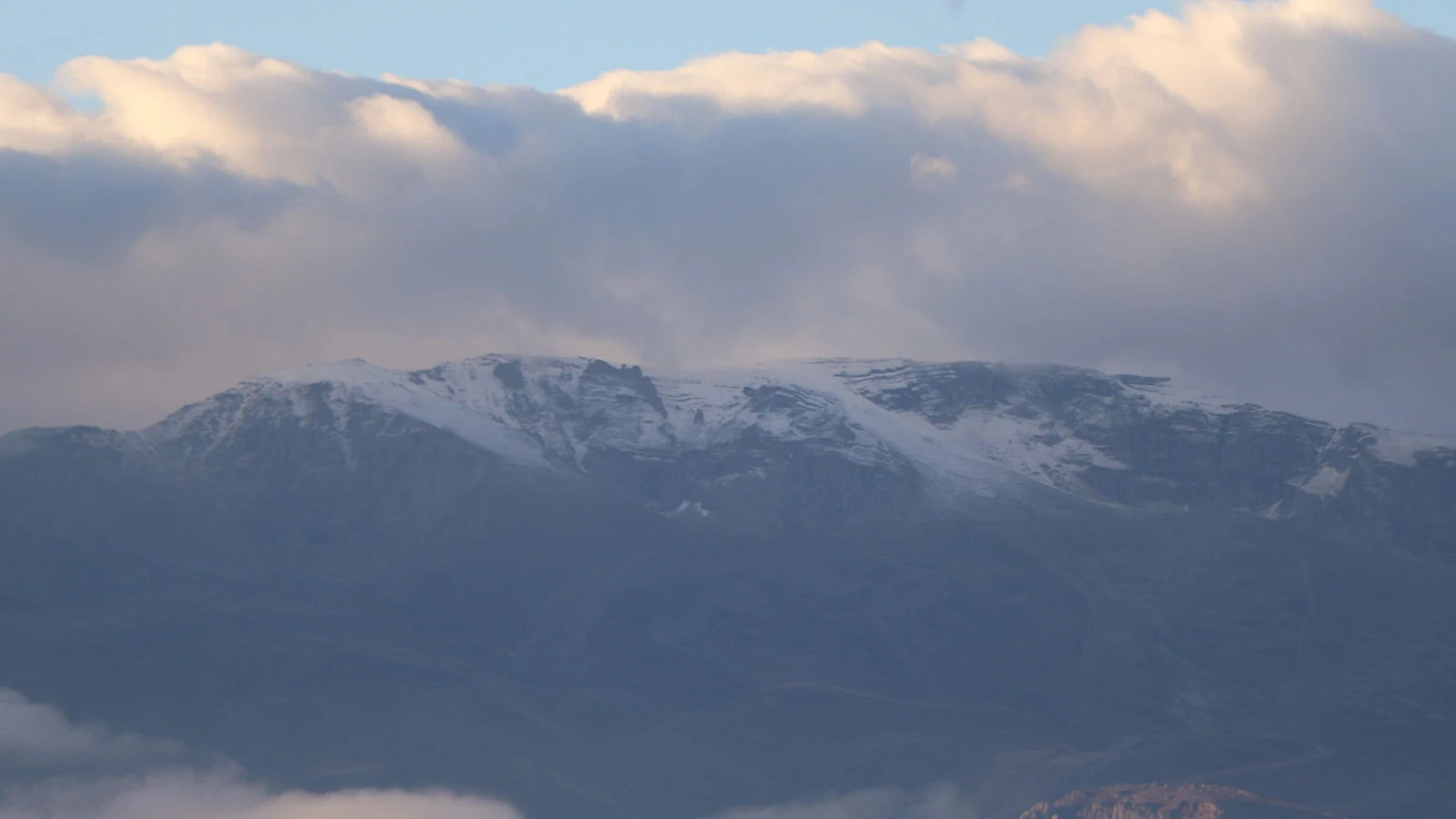 Hava sıcaklığı 10 derece düştü; mevsimin ilk karı yağdı