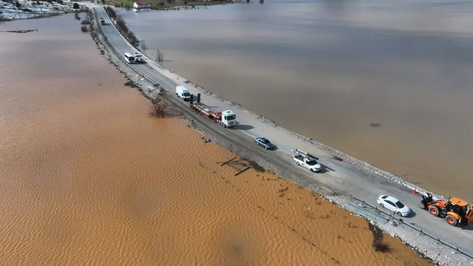 Fethiye - Antalya kara yolunda su baskını. Ulaşım kontrollü sağlanıyor