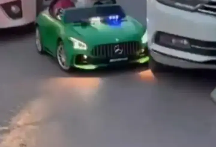 Çocuğun kullandığı akülü araca otomobilin çarptığı kaza kamerada
