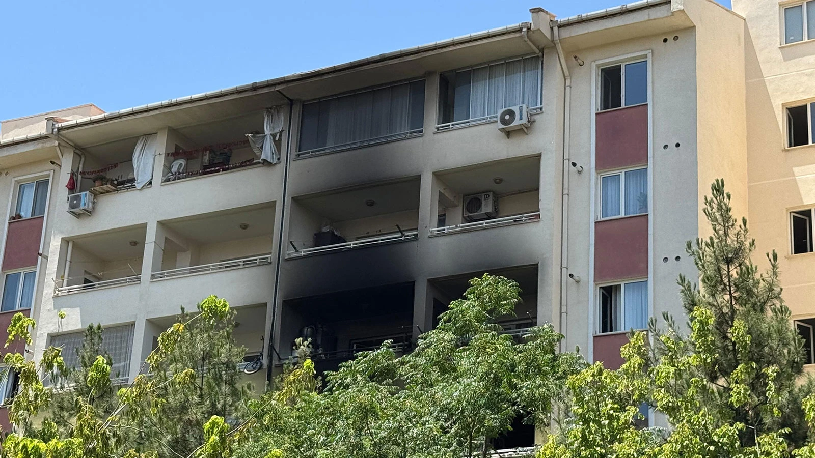 Apartman dairesinde çıkan yangında 3 kişi dumandan etkilendi
