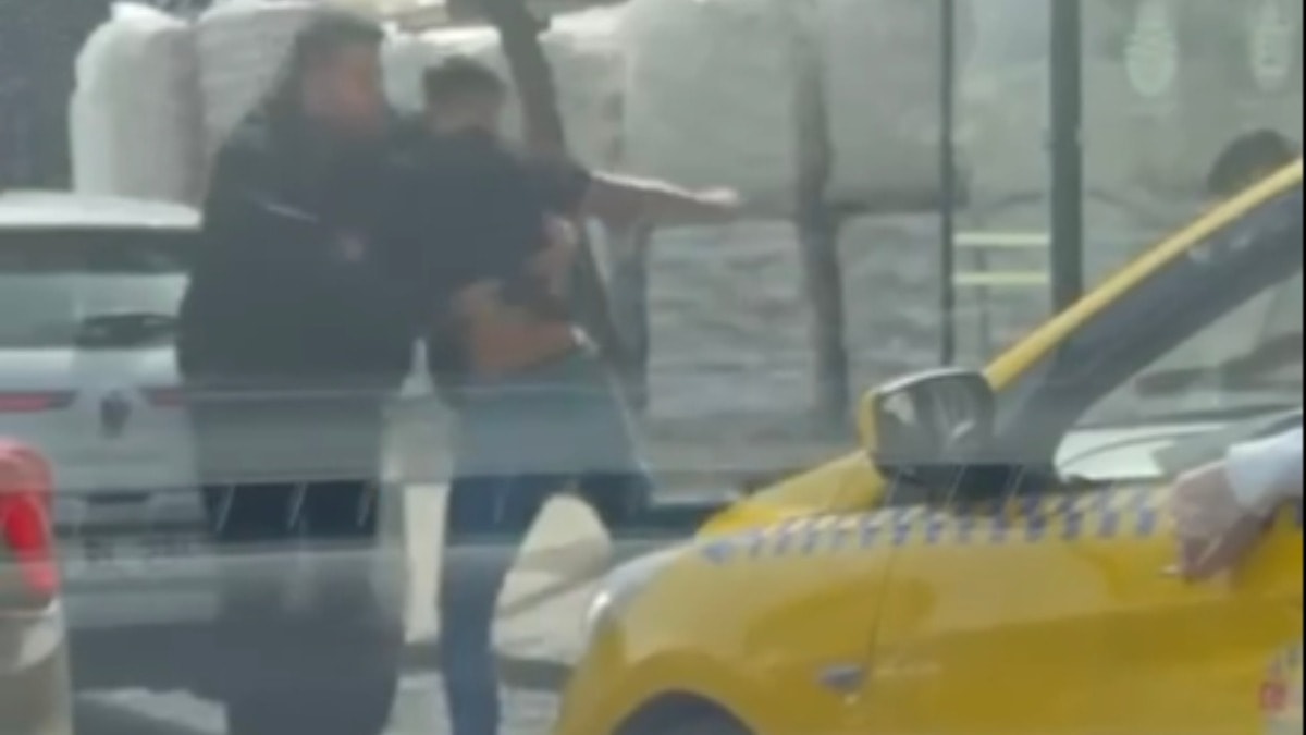 Sancaktepe'de trafik yine karıştı! Yumruklar havada uçtu