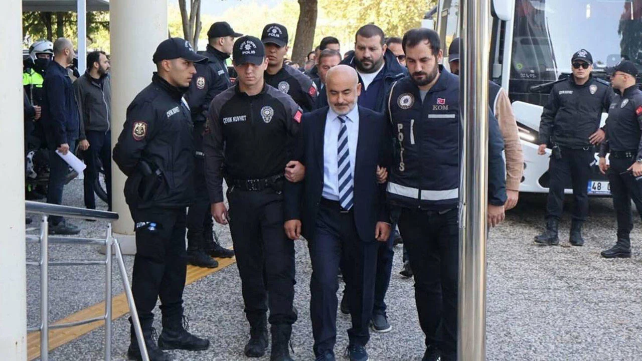 Milas Belediyesi Soruşturması: Başkan Ve Oğlu Dahil 18 Kişi Tutuklandı