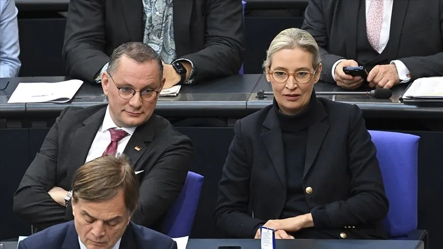 Almanya'da aşırı sağcı AfD, ilk kez bir ankette birinci parti konumuna geldi