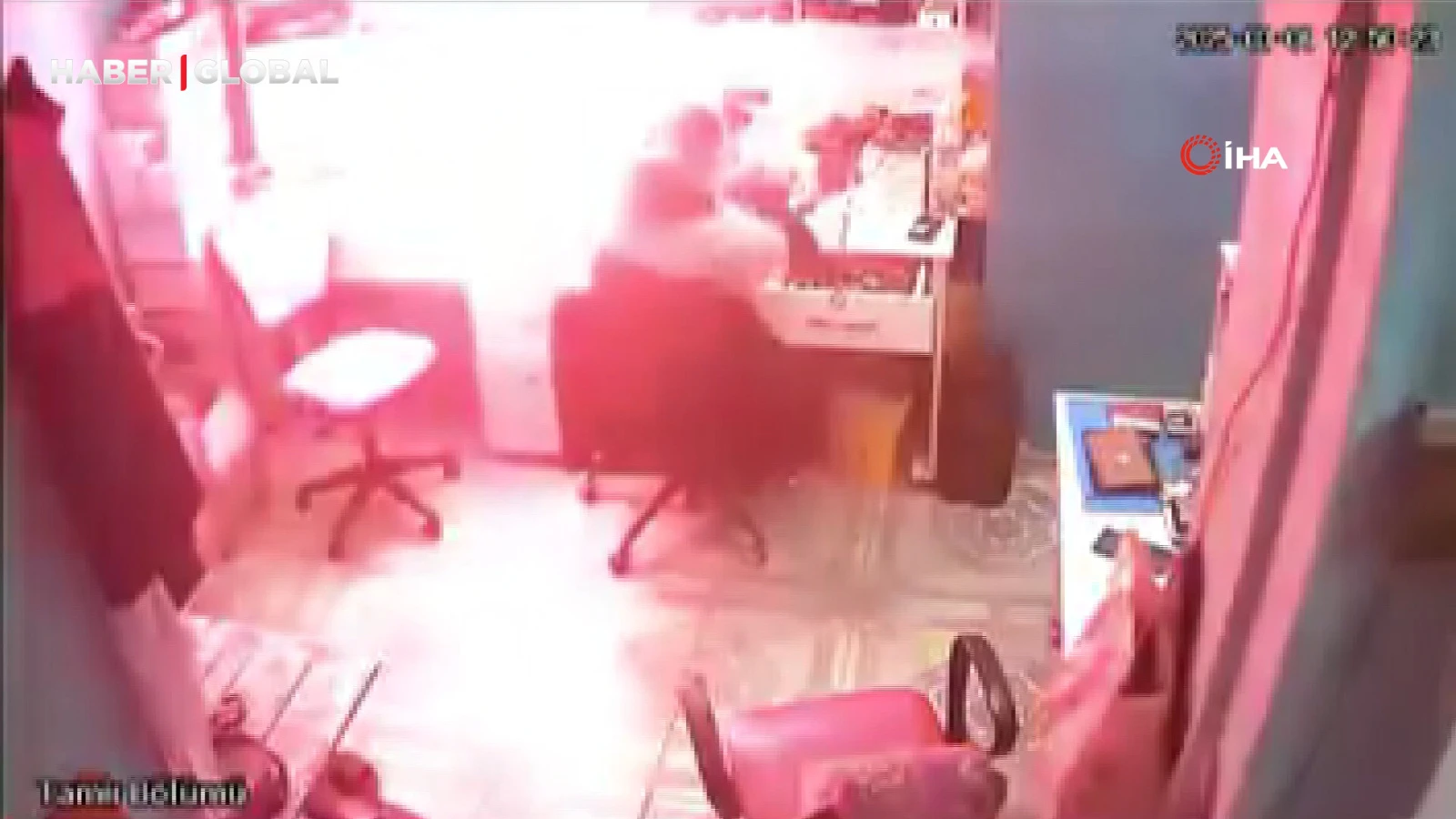 Adana'da bataryası şişen cep telefonunun bomba gibi patladığı anlar