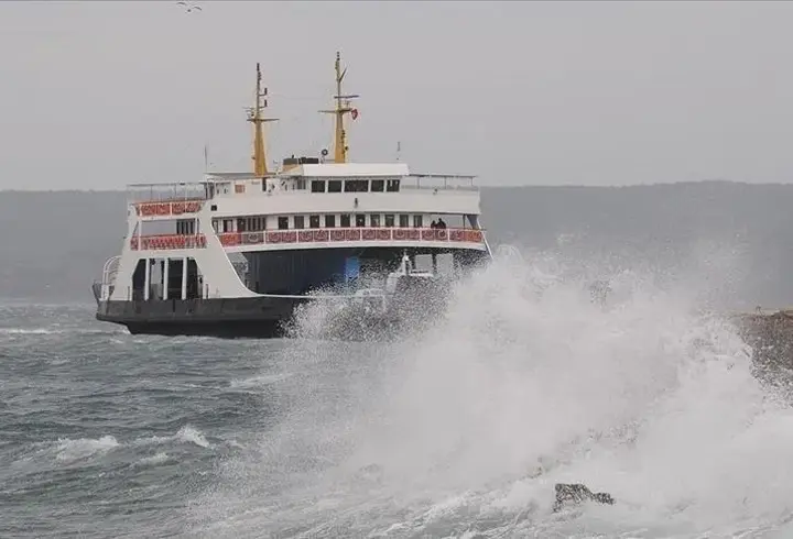 Gökçeada ve Bozcaada feribot seferlerine fırtına engeli