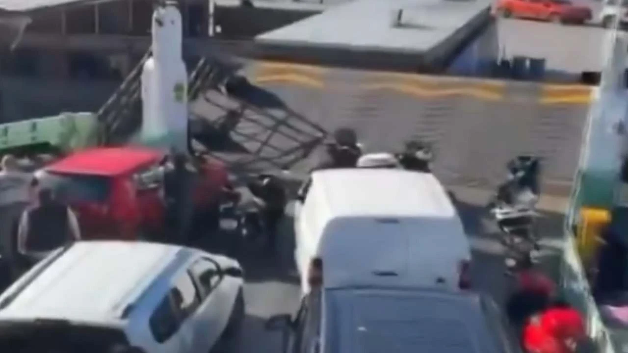 Son dakika: Sirkeci'de bir feribot önce vapura sonra iskeleye çarptı