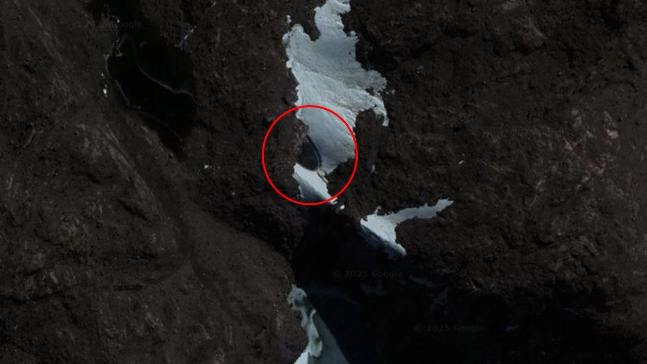 Google Maps'te keşfedildi: Antarktika’da 'UFO' sosyal medyayı karıştırdı
