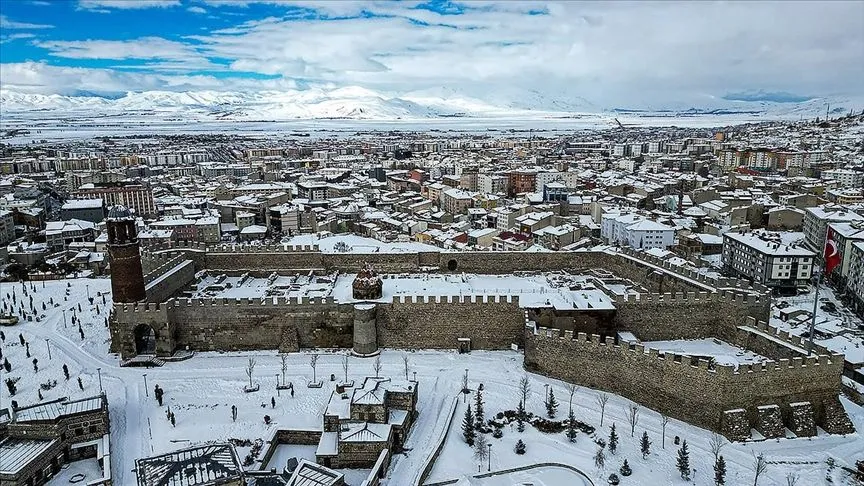 Yeniden karla kaplanan Erzurum'da güzel kış manzaraları oluştu