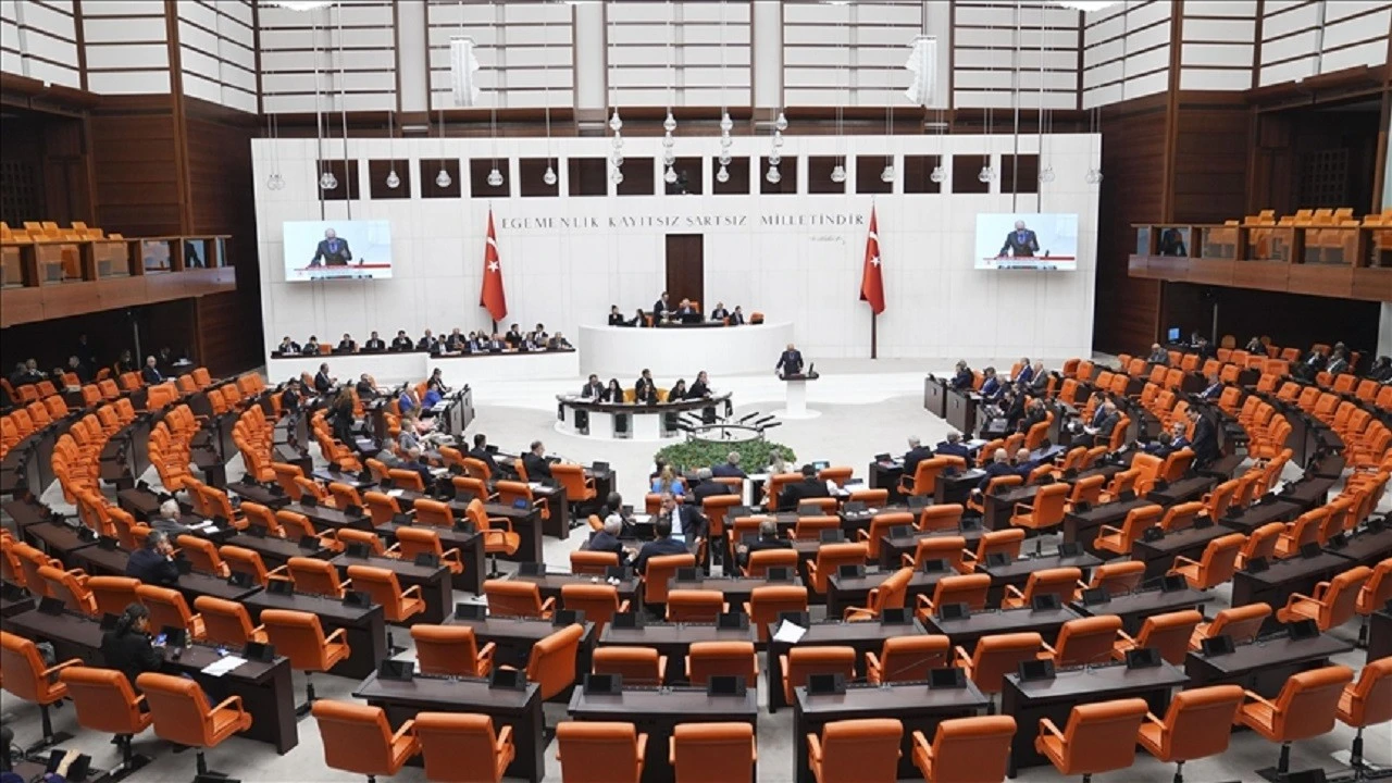 Emekli aylıklarını 16 bin 881 TL’ye çıkaran teklif komisyonda kabul edildi