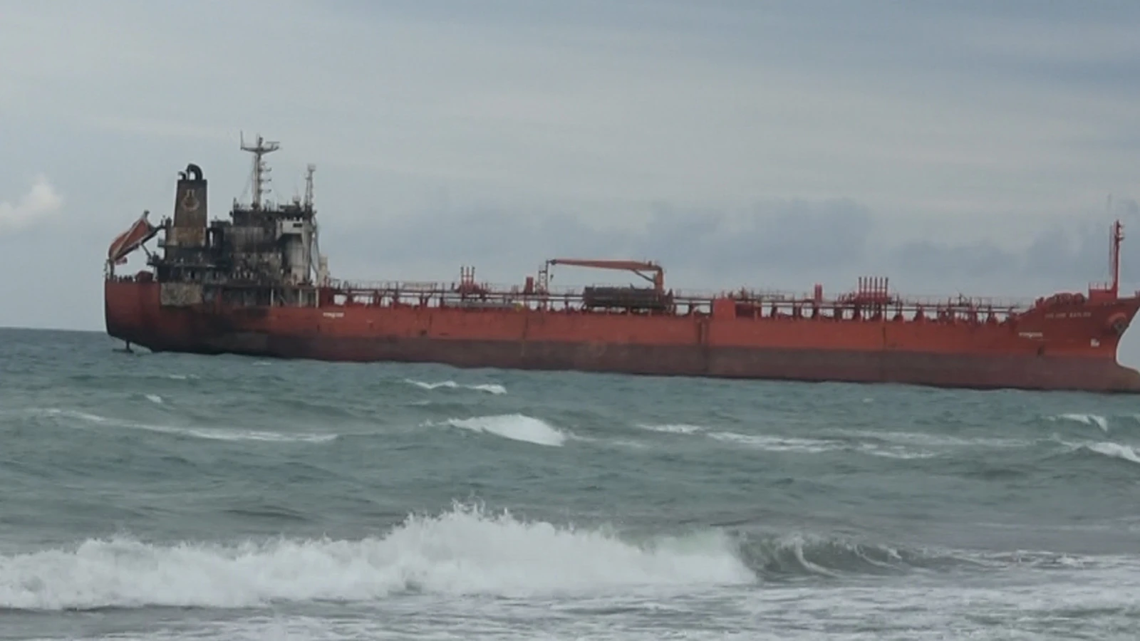 Karadeniz’de dron saldırısına uğrayan tanker, Samsun’da karaya oturdu