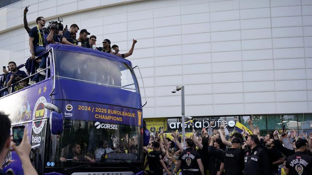Fenerbahçe Beko, Euroleague şampiyonluğunu taraftarıyla kutladı