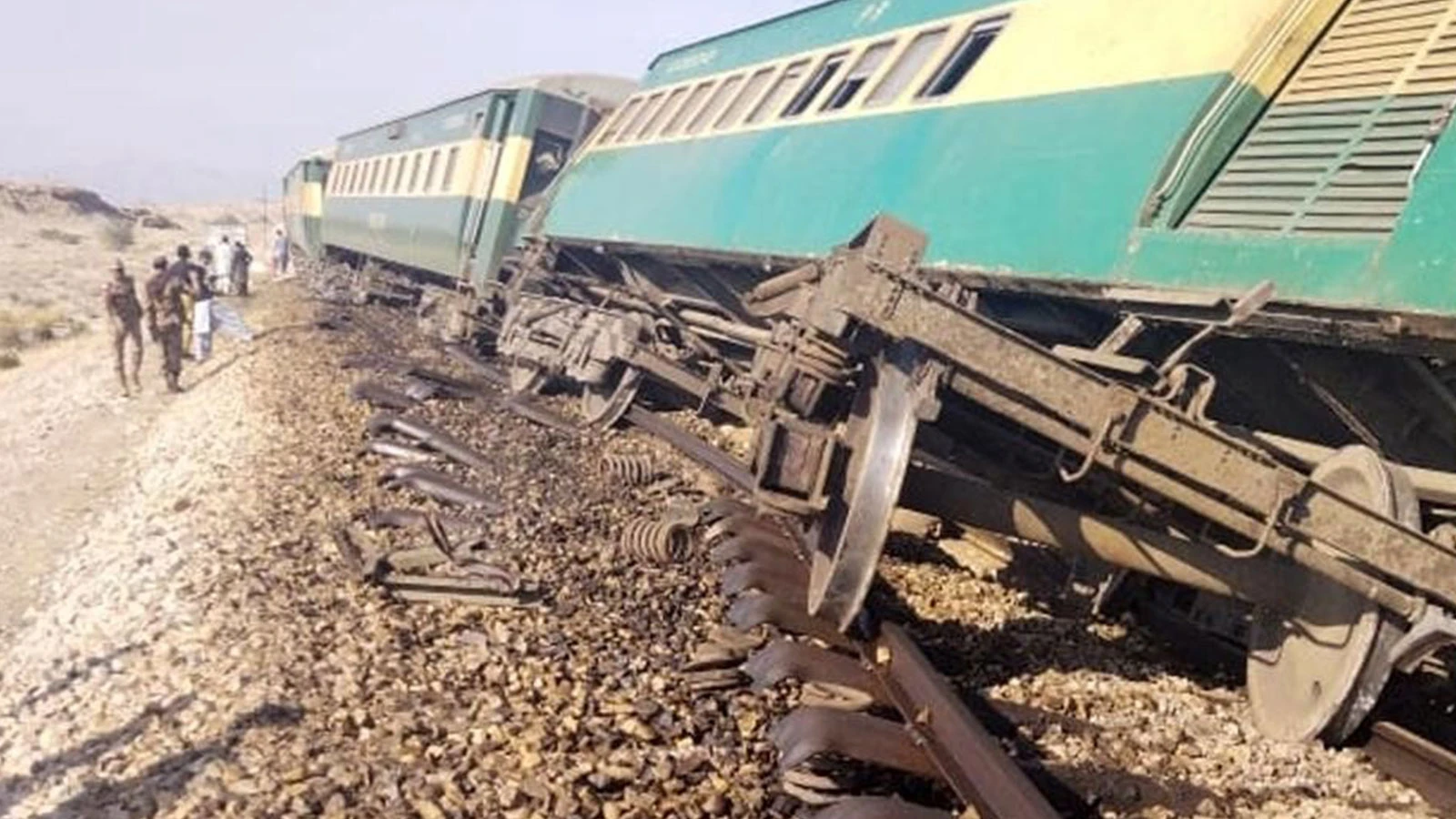 Pakistan’da bir tren raydan çıktı: Ölü ve yaralılar var