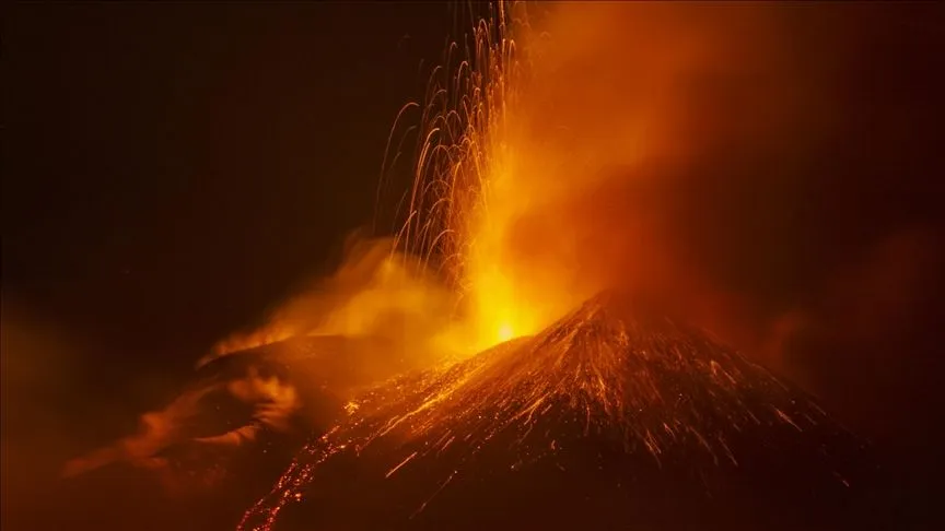 İtalya'da Etna Yanardağı yeniden kül ve lav püskürttü