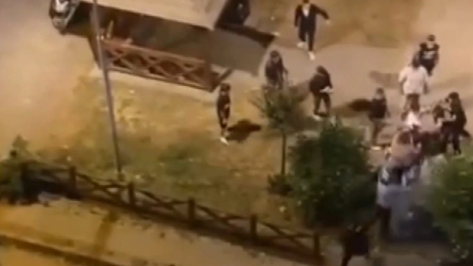 İki grup arasında tekme ve yumruklu kavga! O anlar kamerada