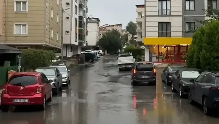 İstanbul'da Şiddetli Sağanak Alarmı! Metro Girişine Su Barikatı Çekildi