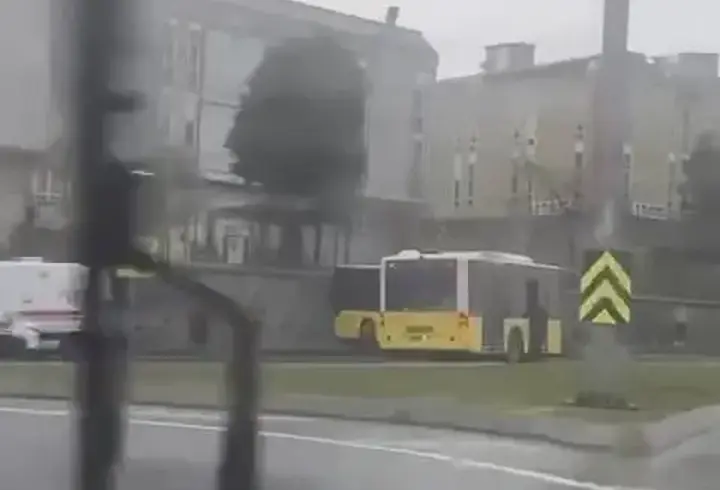 İstanbul - Başakşehir’de İETT otobüsü duvara çarptı: 5 yolcu yaralandı