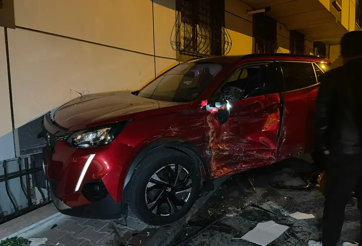 İstanbul - Eyüpsultan'da yokuş aşağı inen otomobil park halindeki 8 araca çarptı