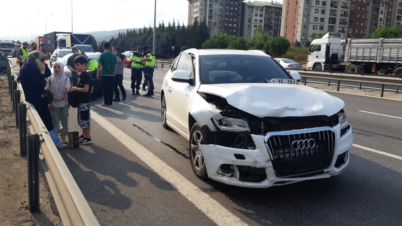 TEM'de zincirleme kaza! 5 araç birbirine girdi trafik aksadı