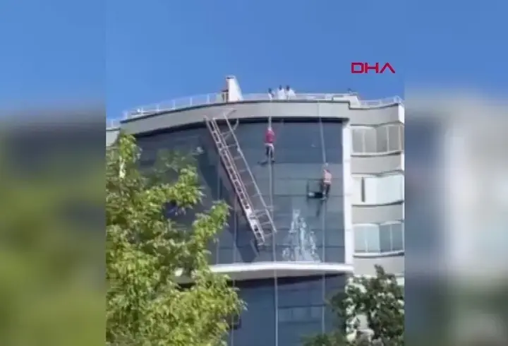 Facianın eşiğinden döndüler! Asma iskele halatı koptu, dakikalarca havada asılı kaldı