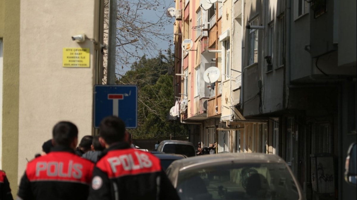 Av tüfeğiyle balkona çıktı, ikna etmeye çalışan kişiyi vurdu