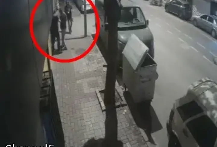 Kaldırımdakilerden kenara çekilmelerini isteyip iş yerine ateş açtı; o anlar kamerada