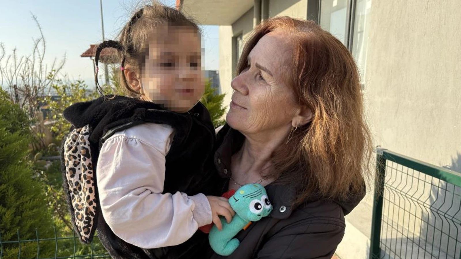 İzmir'de dehşet: 3 yaşındaki Ada, köpeklerin saldırısında yüzünden yaralandı