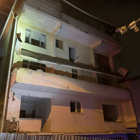 6 Ay Önce Boşaltılmıştı! Binanın Balkonu Bir Anda Çöktü: Yanındaki Bina Da Tahliye Edildi