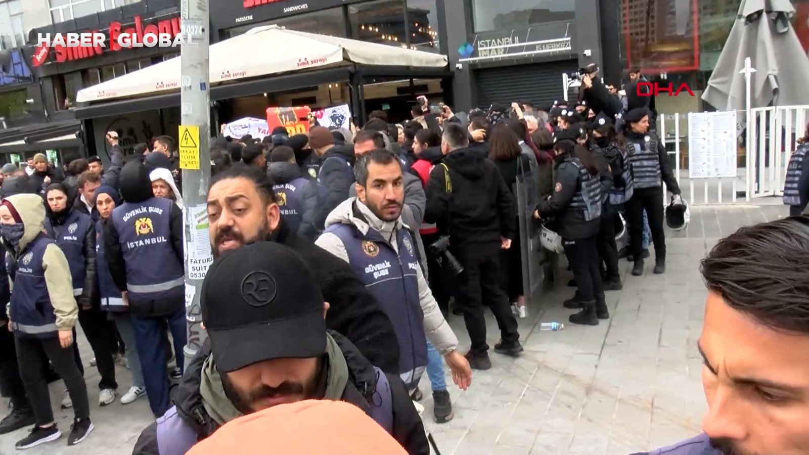 1 Mayıs Emek ve Dayanışma Günü'nde Mecidiyeköy'de yoğun güvenlik önlemi