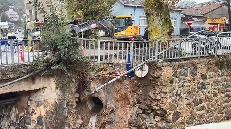 Beykoz'da Sağanak Sonrası Köprünün Yan Duvarları Çöktü! Yol Trafiğe Kapatıldı
