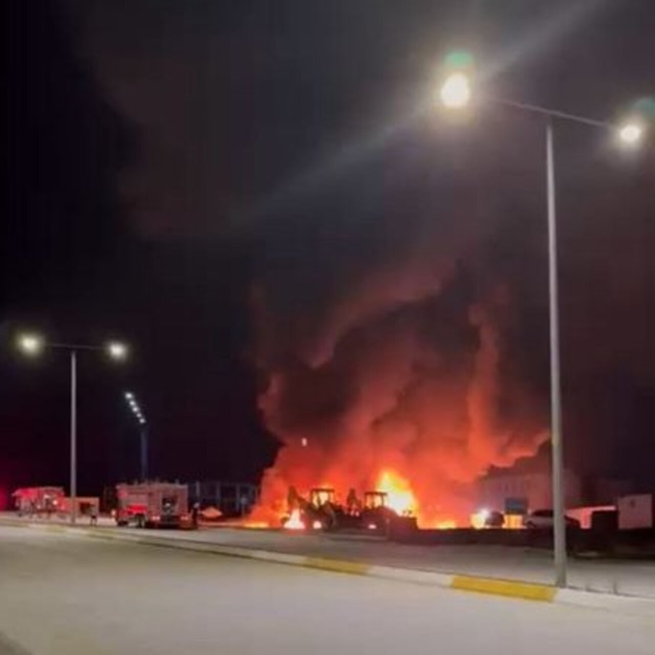 Akaryakıt tankerleri ve kamyonlar alev alev yandı