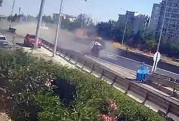 Otomobilin bariyere çarptığı kaza kamerada: 3 yaralı