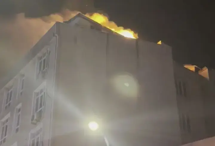 İstanbul'da 5 katlı otelin teras katında yangın!
