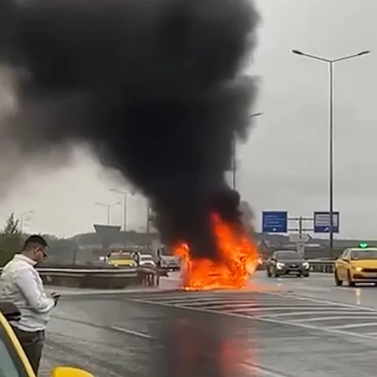 Arnavutköy'de Seyir Halindeki Cip Alev Alev Yandı: O Anlar Kamerada