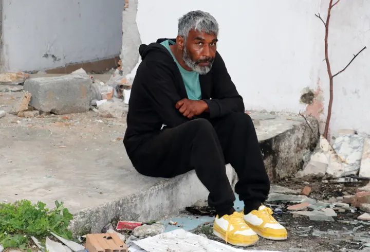 Felç geçiren kamyon şoförü, sokakta yaşam mücadelesi veriyor