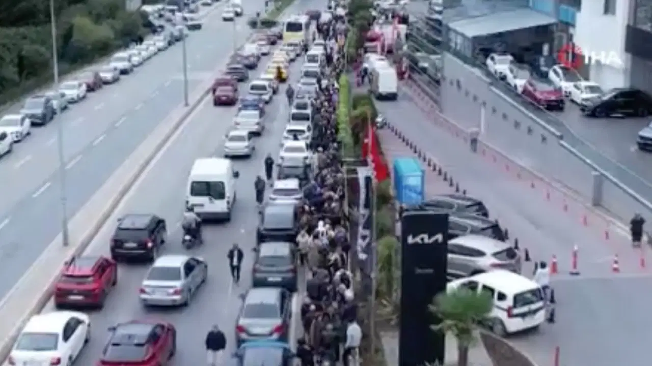 İstanbul'da İndirim İzdihamı: 60 Bin Kişi Akın Etti, Kuyruk Avm'yi Sardı!