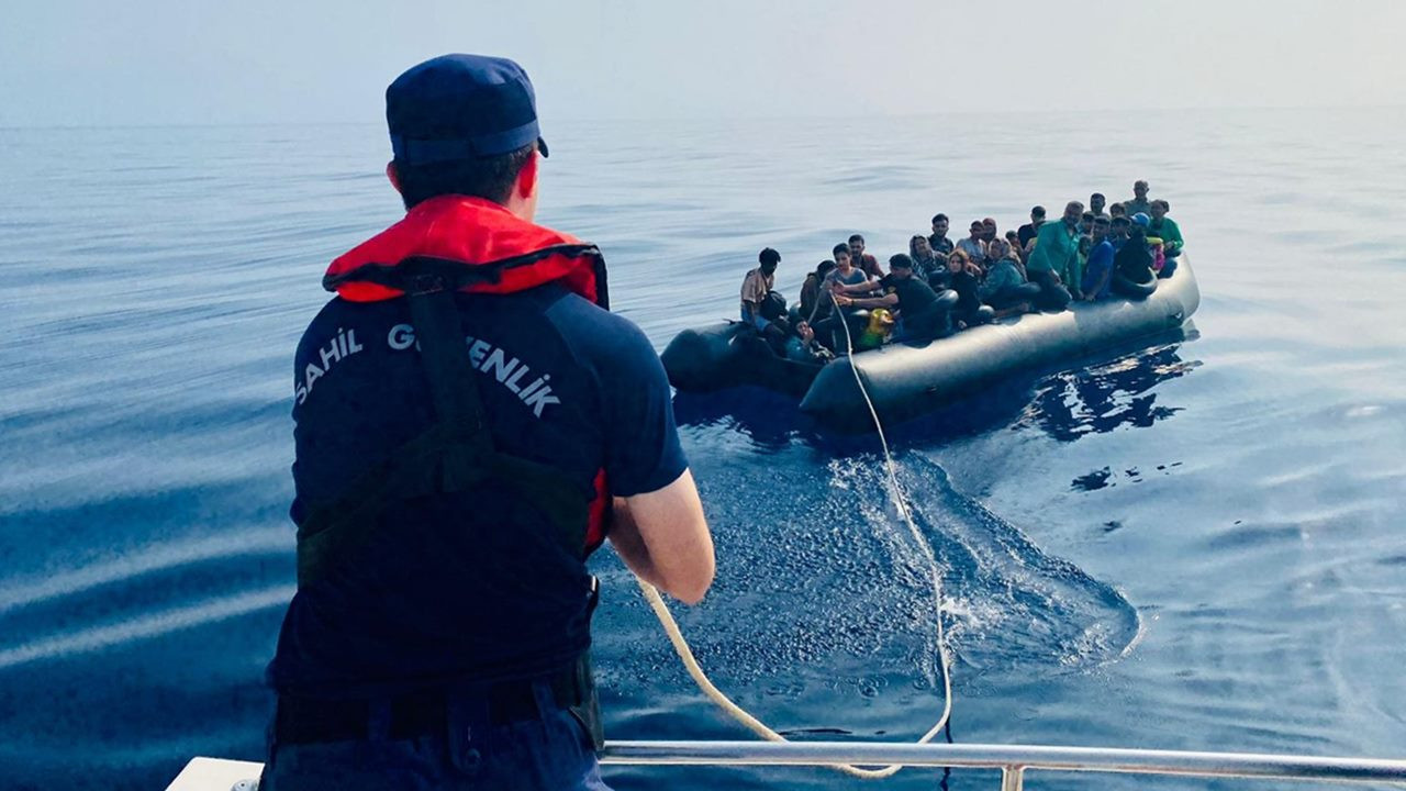 Kaş açıklarında göçmen botu sürüklendi, bir kişi hayatını kaybetti
