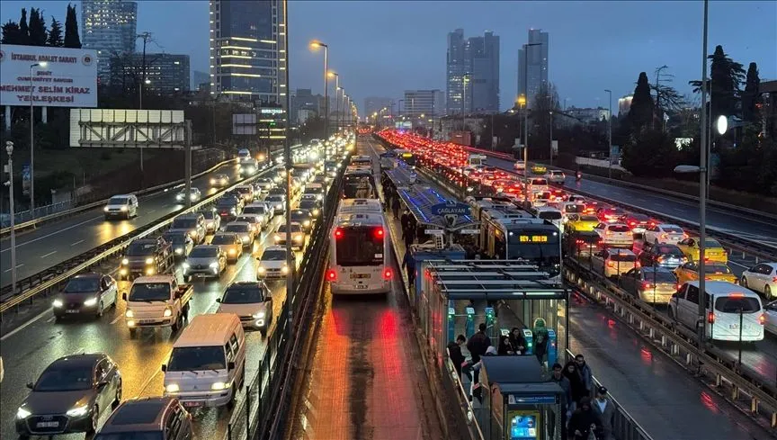 İstanbul'da akşam saatlerinde trafik yoğunluğu yüzde 89'a çıktı