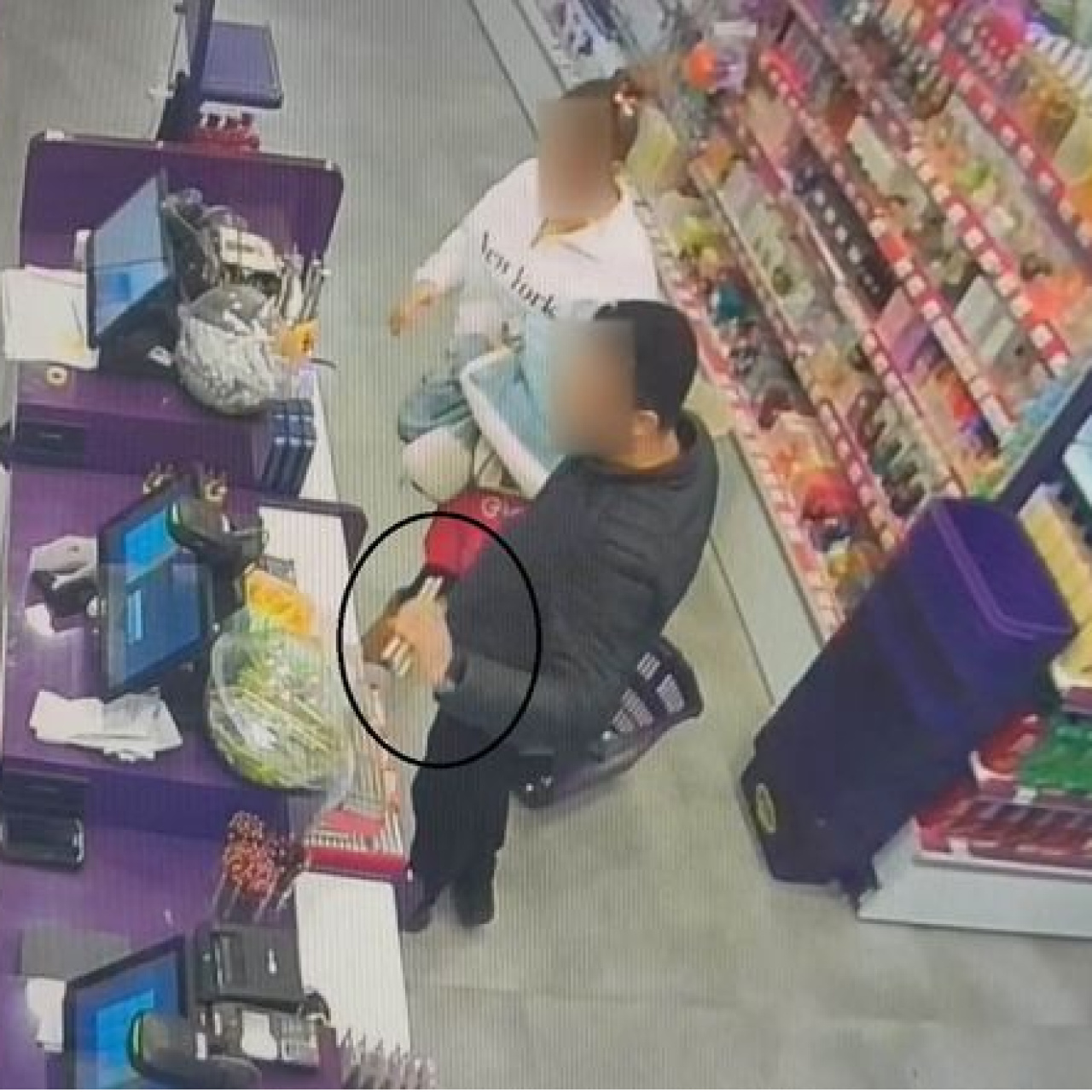 Aile boyu kozmetik hırsızlık! Milyonluk ürün çaldılar!