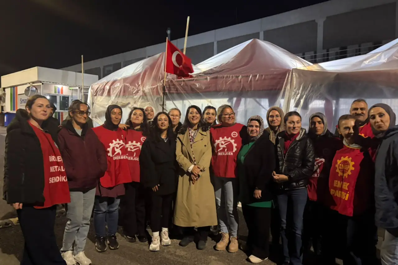 Emep Milletvekili Karaca, Direnişteki Smart Solar İşçilerini Ziyaret Etti: “Bu Direniş Herkese Umut Oldu”