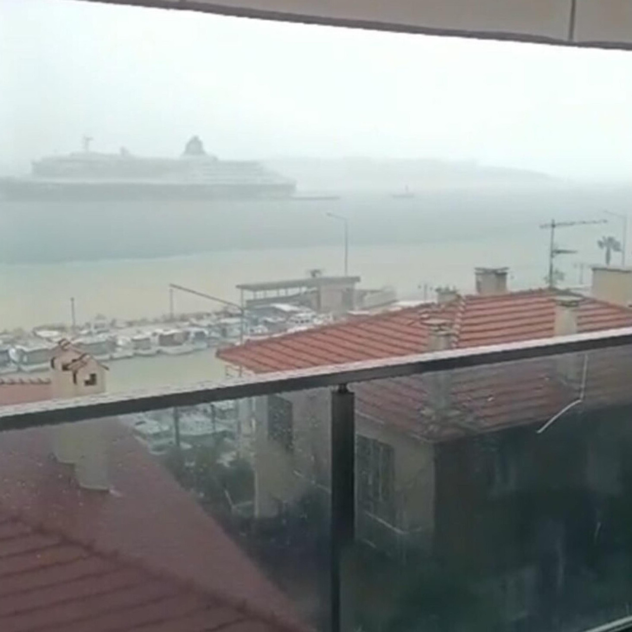 Çeşme'de sel! Yollar göle döndü, denize çamurlu su aktı!